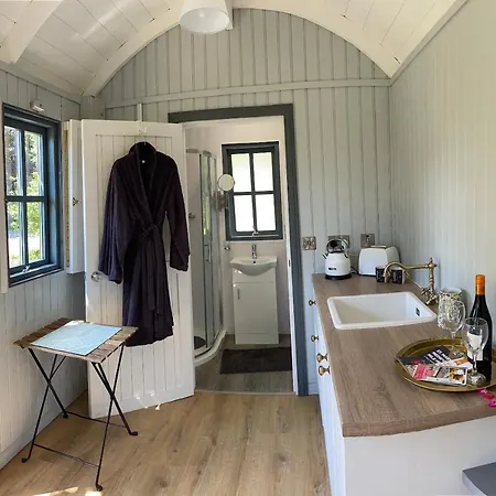 Lilac Hut Shepherds Hut Chata *