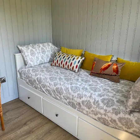 Lilac Hut Shepherds Hut *