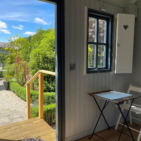 Lilac Hut Shepherds Hut بيت خشبي