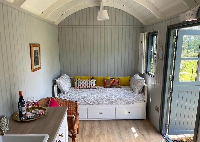 Lilac Hut Shepherds Hut *