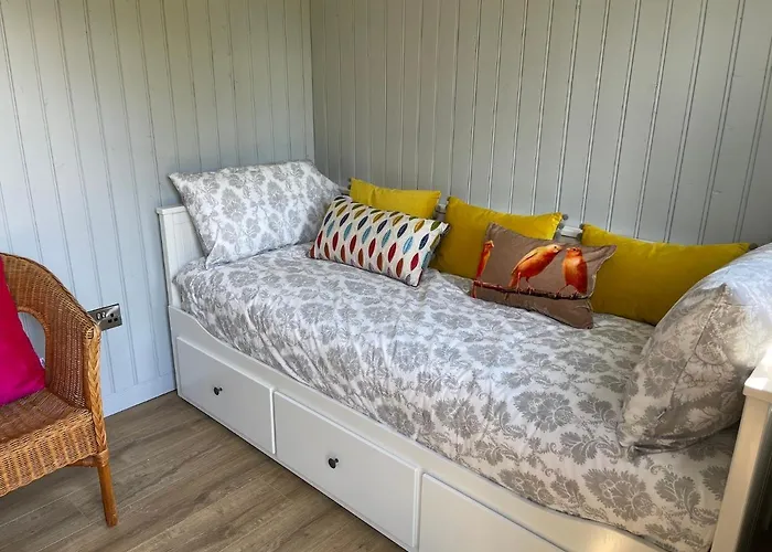 Lilac Hut Shepherds Hut *